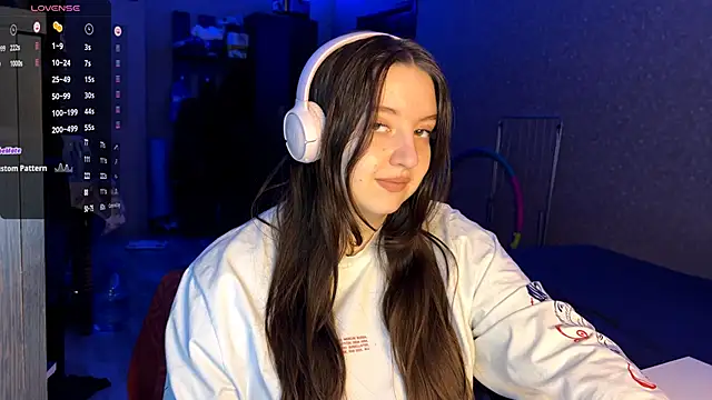 LauretteRagar online show from November 28, 5:13 pm