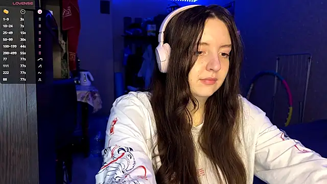 LauretteRagar online show from November 3, 5:49 pm