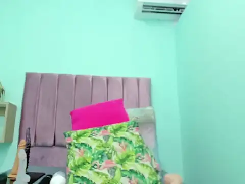 Snapshot of evelyn_morgan1 chatting on December 19, 2:15 am evelyn morgan1 online show from December 19, 2:15 am