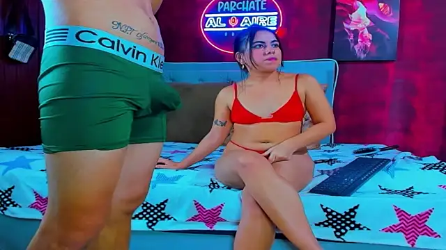 Snapshot of dereck_and_julie chatting on October 21, 2:00 am dereck and julie online show from October 21, 2:00 am