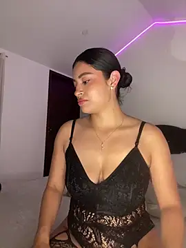 Snapshot of MiaAlarie chatting on February 7, 5:04 am MiaAlarie online show from February 7, 5:04 am