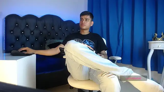 Snapshot of Charlie_Cock_ chatting on November 9, 4:27 am Charlie Cock online show from November 9, 4:27 am