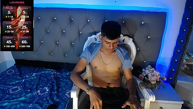 Snapshot of Charlie_Cock_ chatting on October 28, 3:18 am Charlie Cock online show from October 28, 3:18 am