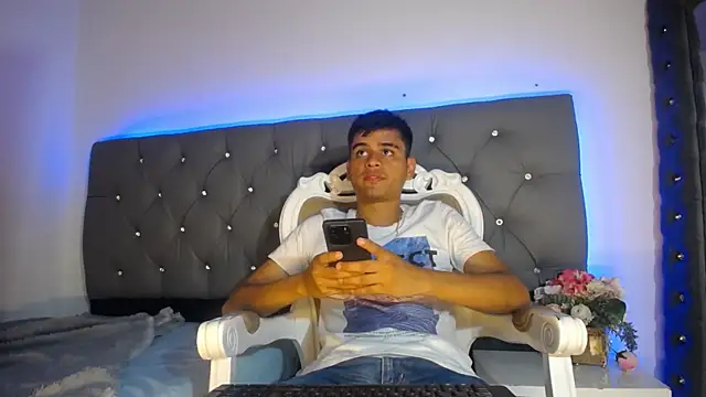 Snapshot of Charlie_Cock_ chatting on November 5, 4:04 am Charlie Cock online show from November 5, 4:04 am