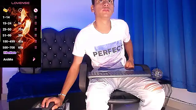 Snapshot of Charlie_Cock_ chatting on November 23, 4:22 am Charlie Cock online show from November 23, 4:22 am