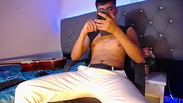 Snapshot of Charlie_Cock_ chatting on November 12, 4:27 am Charlie Cock online show from November 12, 4:27 am