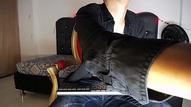 Snapshot of Charlie_Cock_ chatting on November 2, 4:06 am Charlie Cock online show from November 2, 4:06 am