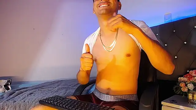 Snapshot of Charlie_Cock_ chatting on November 19, 4:34 am Charlie Cock online show from November 19, 4:34 am