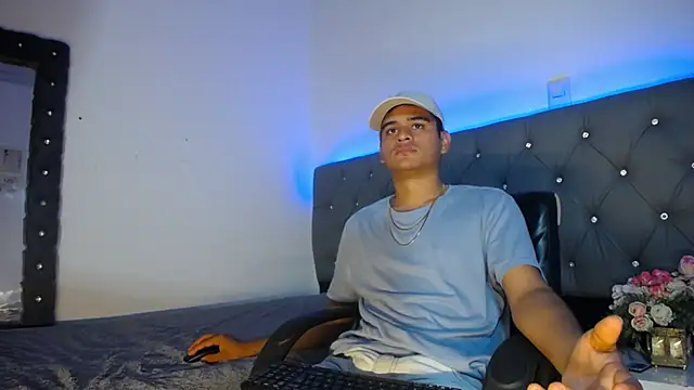 Snapshot of Charlie_Cock_ chatting on November 25, 4:02 am Charlie Cock online show from November 25, 4:02 am