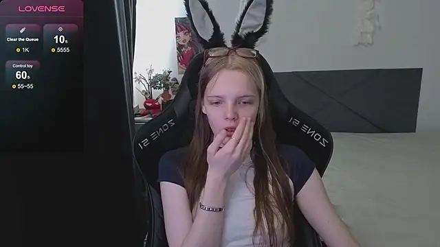 Snapshot of Luna_Navy chatting on October 6, 9:21 am Luna Navy online show from October 6, 9:21 am