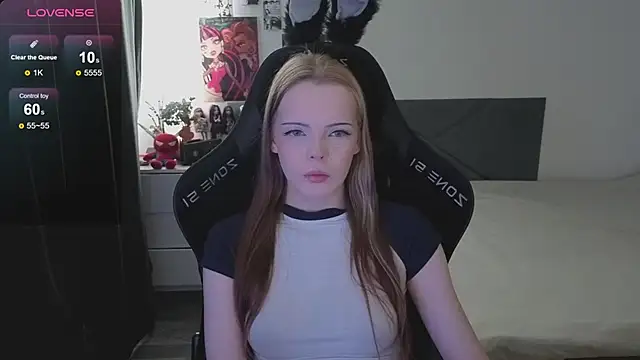 Snapshot of Luna_Navy chatting on October 21, 9:30 am Luna Navy online show from October 21, 9:30 am