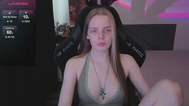 Snapshot of Luna_Navy chatting on November 29, 8:25 am Luna Navy online show from November 29, 8:25 am