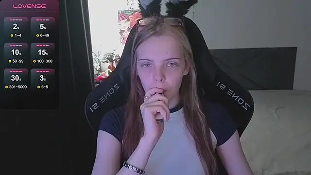 Snapshot of Luna_Navy chatting on October 26, 8:59 am Luna Navy online show from October 26, 8:59 am