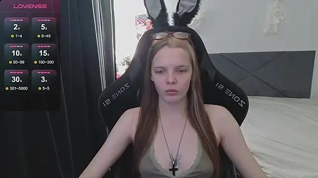 Snapshot of Luna_Navy chatting on September 30, 8:31 am Luna Navy online show from September 30, 8:31 am