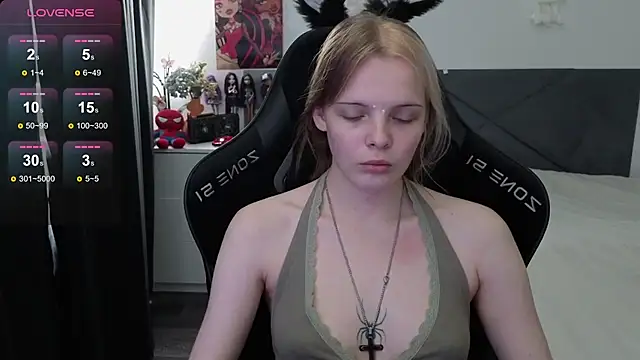 Snapshot of Luna_Navy chatting on September 15, 8:15 am Luna Navy online show from September 15, 8:15 am