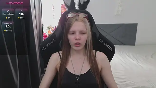 Snapshot of Luna_Navy chatting on September 29, 7:26 am Luna Navy online show from September 29, 7:26 am