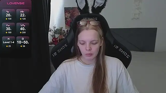 Snapshot of Luna_Navy chatting on October 3, 6:37 am Luna Navy online show from October 3, 6:37 am