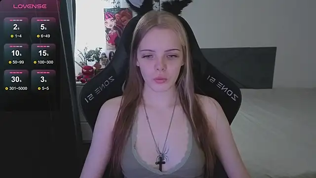 Snapshot of Luna_Navy chatting on October 22, 9:09 am Luna Navy online show from October 22, 9:09 am