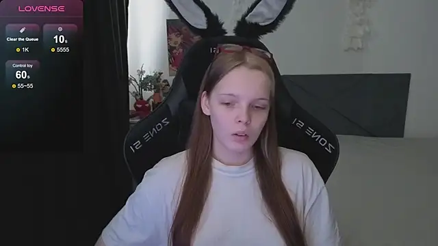 Snapshot of Luna_Navy chatting on October 4, 9:00 am Luna Navy online show from October 4, 9:00 am