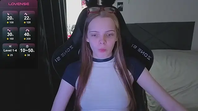 Snapshot of Luna_Navy chatting on October 25, 9:08 am Luna Navy online show from October 25, 9:08 am