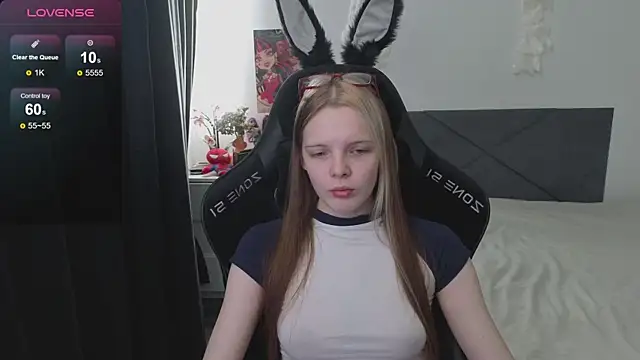 Snapshot of Luna_Navy chatting on October 5, 9:00 am Luna Navy online show from October 5, 9:00 am