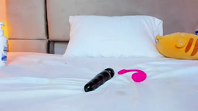 Snapshot of isabel_sofiaa chatting on February 15, 7:51 am isabel sofiaa online show from February 15, 7:51 am