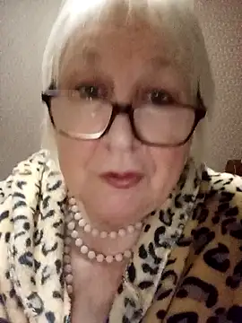 Snapshot of Alexia64231 chatting on November 11, 2:06 am Alexia64231 online show from November 11, 2:06 am