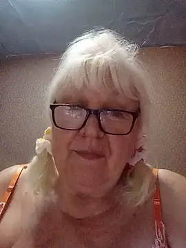 Snapshot of Alexia64231 chatting on July 15, 12:28 am Alexia64231 online show from July 15, 12:28 am