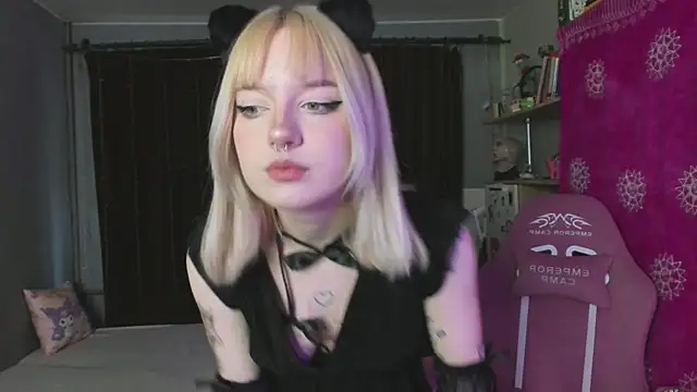 Snapshot of godlikegirlyy chatting on September 28, 1:18 pm godlikegirlyy online show from September 28, 1:18 pm