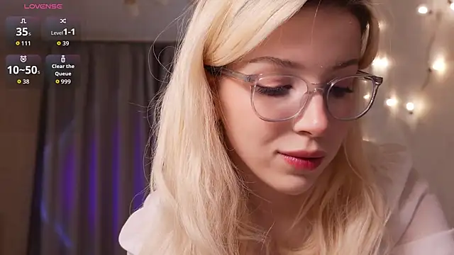 Snapshot of peachii_meow chatting on May 1, 2:11 pm peachii meow online show from May 1, 2:11 pm