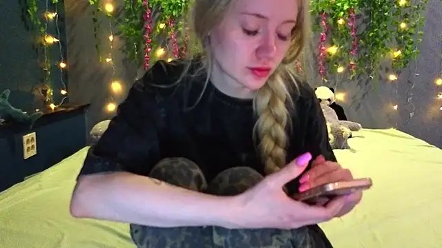 Snapshot of Lillie_Berry chatting on July 18, 4:21 am Lillie Berry online show from July 18, 4:21 am