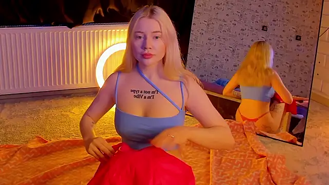 Snapshot of Lillie_Berry chatting on February 27, 4:45 am Lillie Berry online show from February 27, 4:45 am