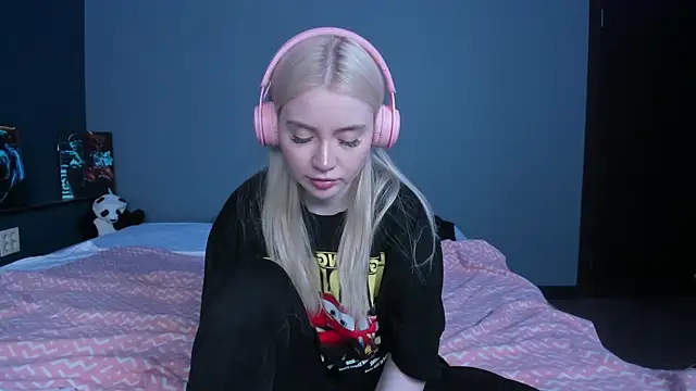 Lillie Berry online show from May 23, 4:44 am