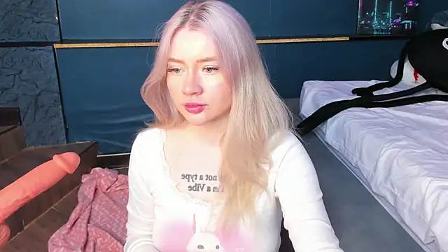 Lillie Berry online show from April 20, 4:48 am