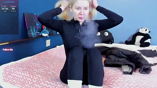 Snapshot of Lillie_Berry chatting on March 4, 5:59 am Lillie Berry online show from March 4, 5:59 am