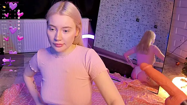 Snapshot of Lillie_Berry chatting on February 10, 5:28 am Lillie Berry online show from February 10, 5:28 am