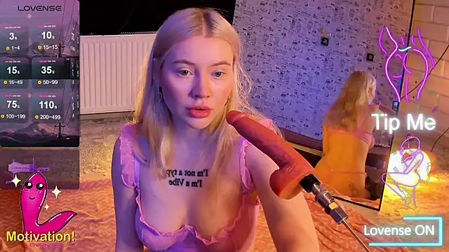 Snapshot of Lillie_Berry chatting on February 20, 4:42 am Lillie Berry online show from February 20, 4:42 am