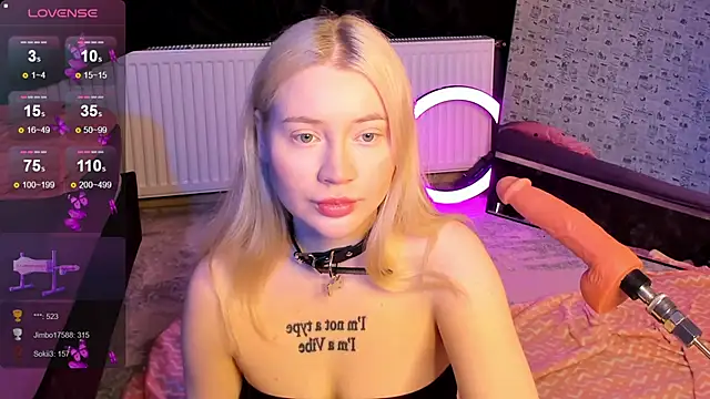 Snapshot of Lillie_Berry chatting on February 25, 4:34 am Lillie Berry online show from February 25, 4:34 am