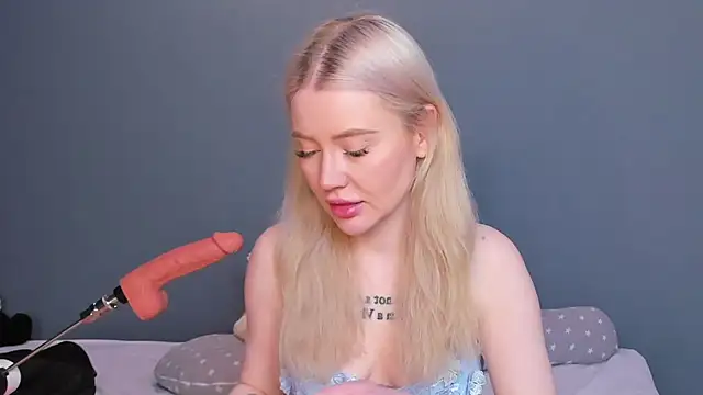 Lillie Berry online show from April 22, 4:52 am