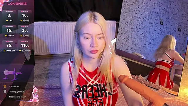 Snapshot of Lillie_Berry chatting on February 15, 4:57 am Lillie Berry online show from February 15, 4:57 am