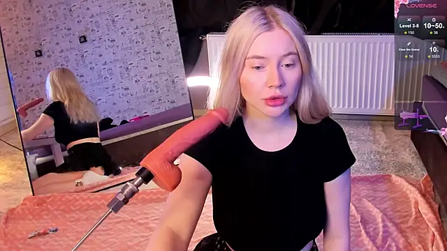 Snapshot of Lillie_Berry chatting on February 18, 5:05 am Lillie Berry online show from February 18, 5:05 am