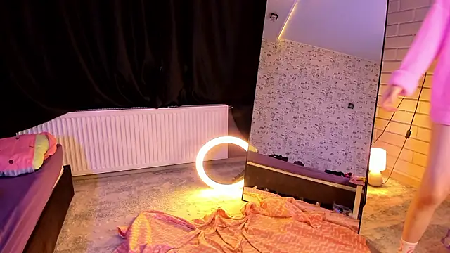 Snapshot of Lillie_Berry chatting on February 24, 4:24 am Lillie Berry online show from February 24, 4:24 am