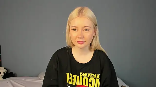 Lillie Berry online show from May 26, 4:32 am