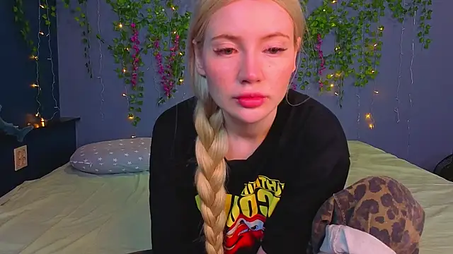 Snapshot of Lillie_Berry chatting on July 19, 4:21 am Lillie Berry online show from July 19, 4:21 am