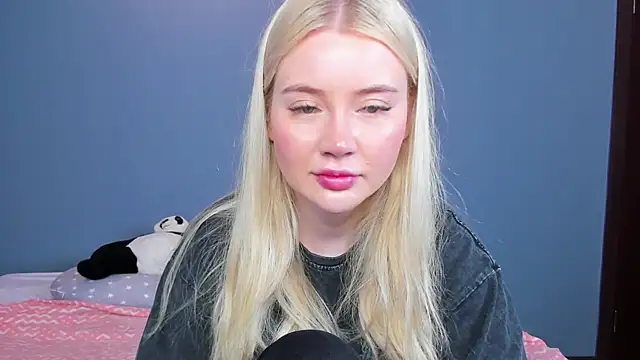 Snapshot of Lillie_Berry chatting on June 5, 4:28 am Lillie Berry online show from June 5, 4:28 am