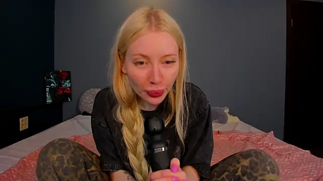 Snapshot of Lillie_Berry chatting on July 12, 5:19 am Lillie Berry online show from July 12, 5:19 am