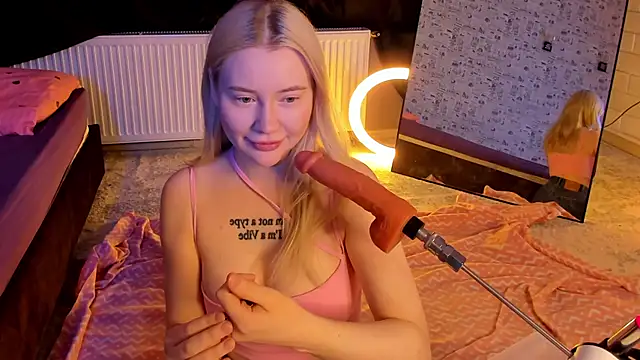 Snapshot of Lillie_Berry chatting on February 26, 5:07 am Lillie Berry online show from February 26, 5:07 am