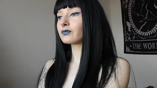 midnightsiren777 online show from April 26, 9:06 am