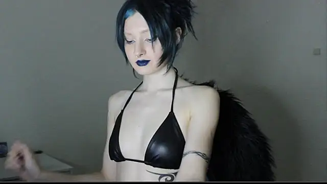 midnightsiren777 online show from March 5, 9:43 pm