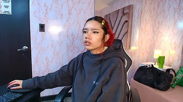 Snapshot of redd_pandaa chatting on February 1, 3:27 am redd pandaa online show from February 1, 3:27 am